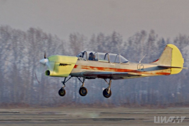 Як-52 с перспективным российским поршневым двигателем для аэробатики совершил пробежки и подлеты